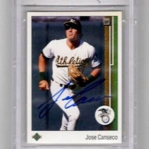 Puede incluir: Una tarjeta de béisbol con Jose Canseco, un ex jugador de la Major League Baseball. La tarjeta es de la serie Upper Deck de 1989 y presenta una foto de Canseco con el uniforme de los Oakland Athletics. La tarjeta está calificada por Beckett Grading Services y tiene una pegatina de autógrafo de Beckett Authentication Services.