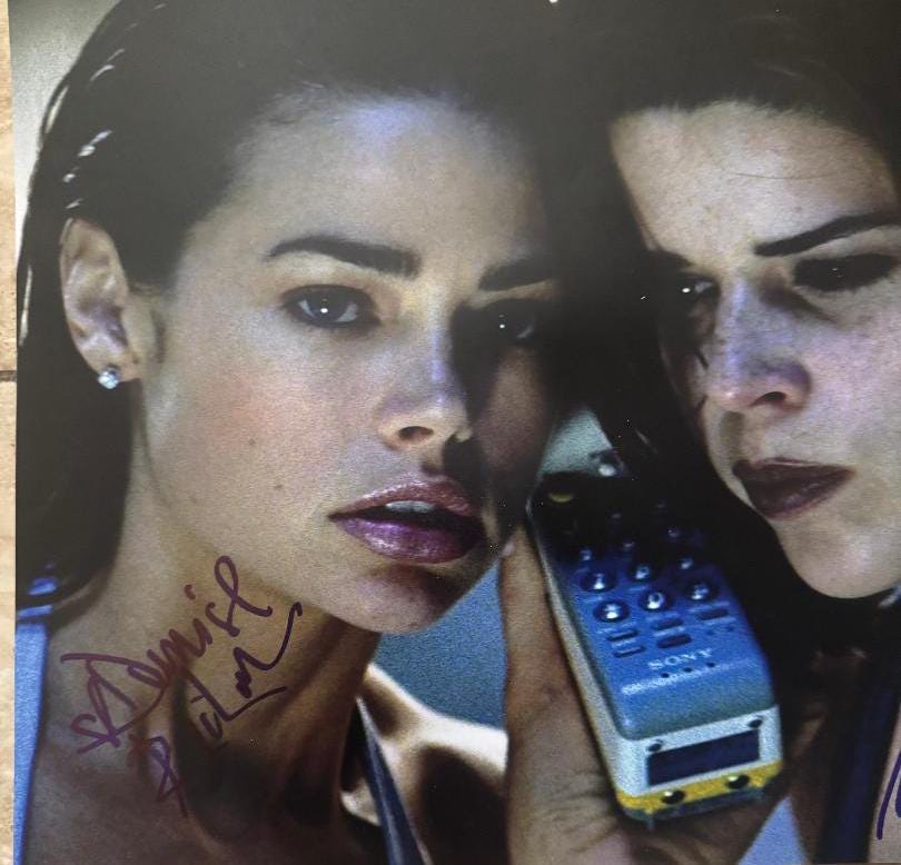 ネーヴ・キャンベルとデニス・リチャーズの直筆サイン入り11 x 14写真