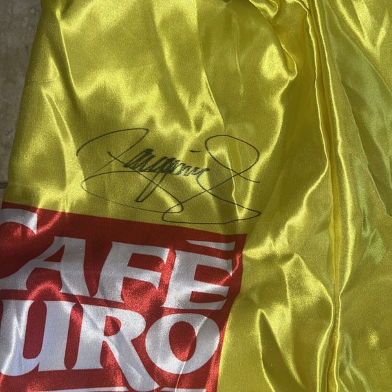 マニー・パッキャオのサイン入りイエローボクシングトランクス