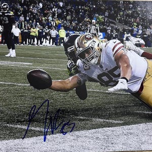 Foto autografiada de George Kittle de 11 x 14 firmada por Beckett autenticada