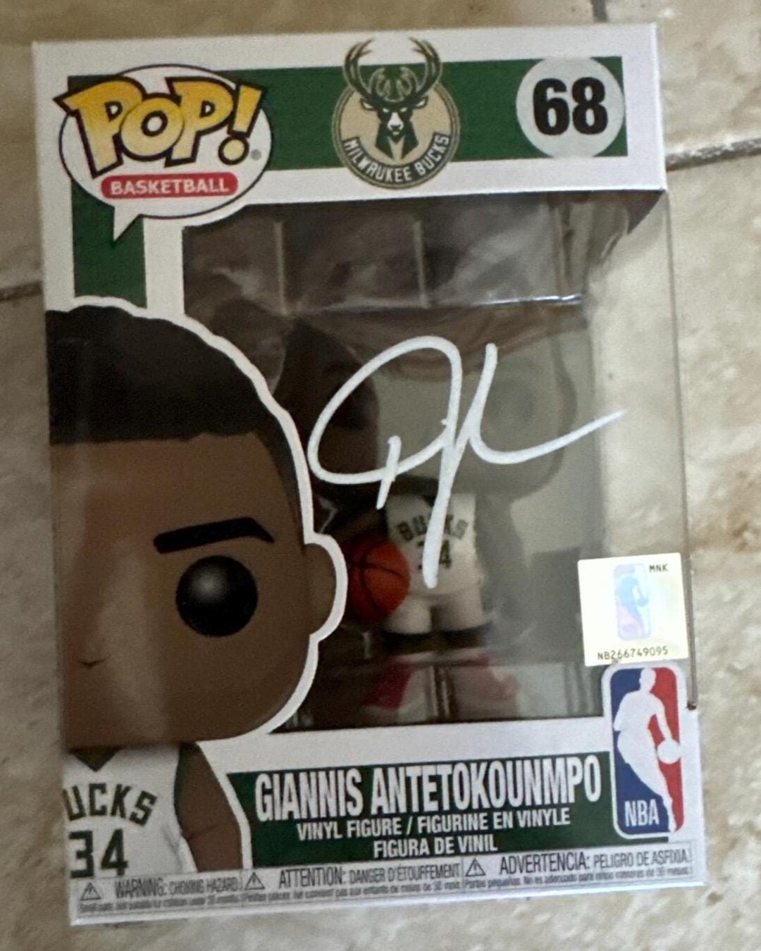 ヤニス・アデトクンボ 直筆サイン入り Funko Pop # 68 ベケット認証