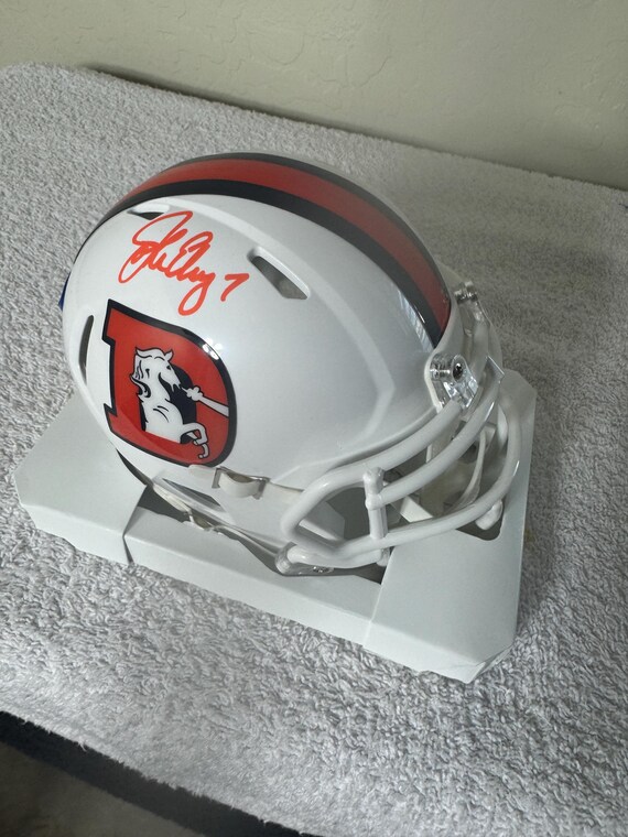 ジョン・エルウェイのサイン入りデンバー・ブロンコスミニヘルメット