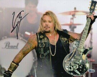 ヴィンス・ニール直筆サイン入りモトリー・クルー 11x14 写真