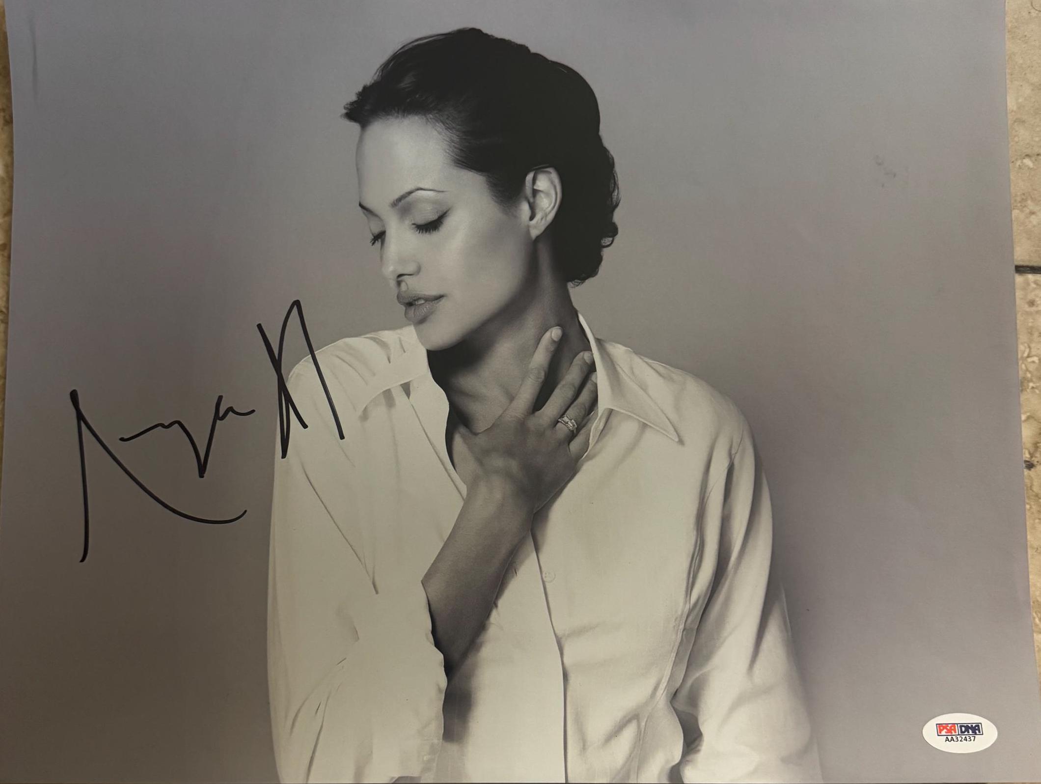ハリウッド女優　証明書付　アンジェリーナ・ジョリー 直筆サイン入り８X10フォト Angelina Jolie Autographed Signed 11 X 14 Photo Picture PSA