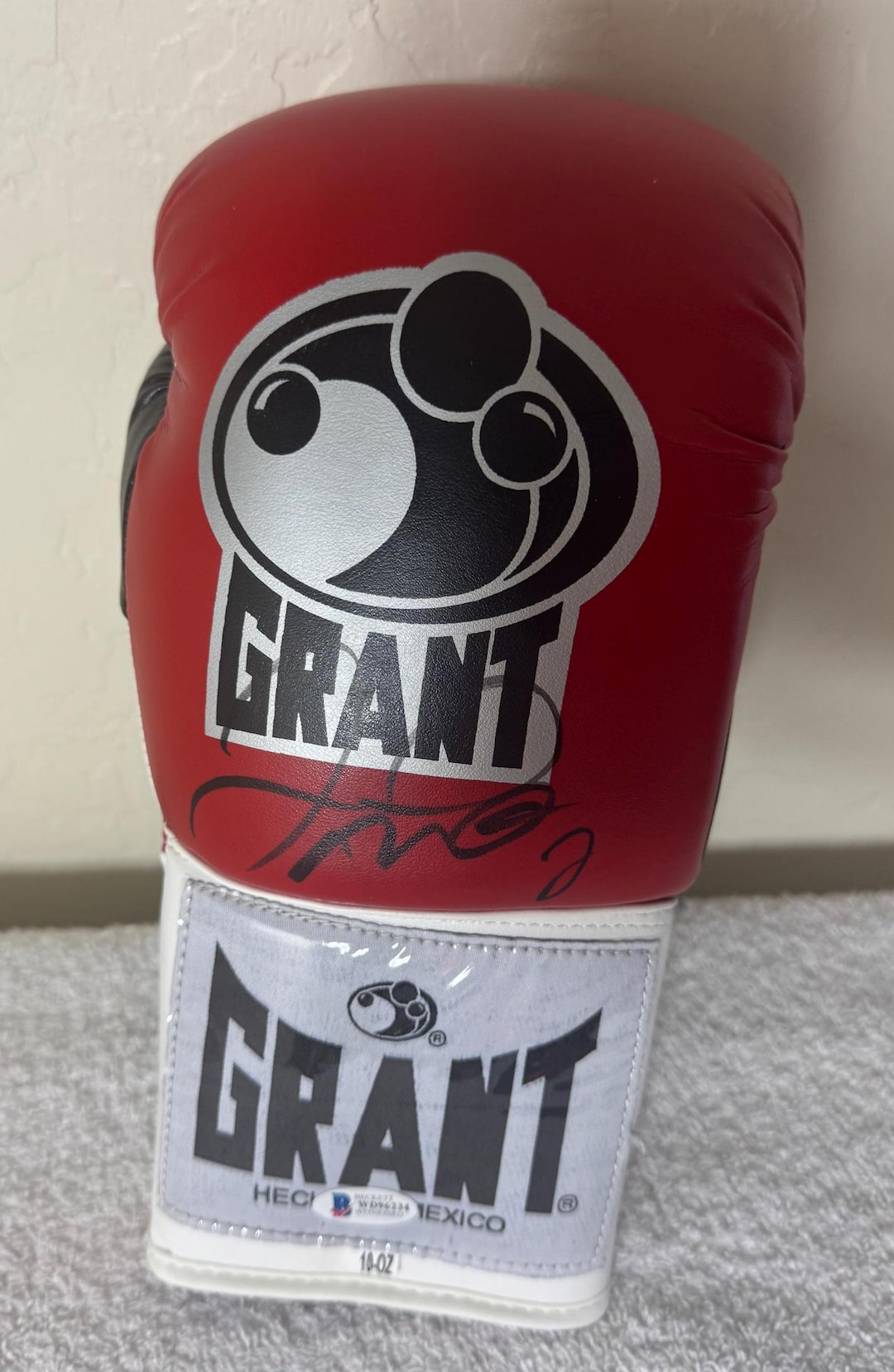 Floyd Mayweather Signed Autographed Boxing Glove Beckett