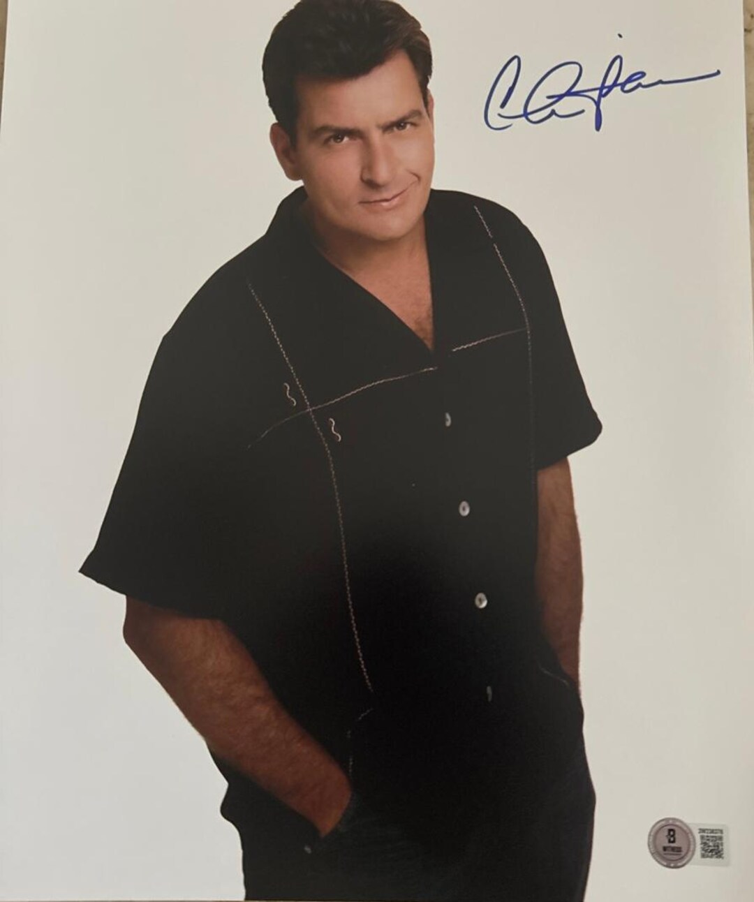 チャーリー・シーンのサイン入り11 x 14写真（ベケット認証済み