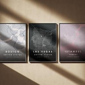 Könnte beinhalten: Drei gerahmte Stadtkarten mit schwarzen Rahmen. Die Karten sind von Boston, Las Vegas und Istanbul. Die Karten sind in Schwarzweiß mit einem hellgrauen Hintergrund. Die Städtenamen sind unter den Karten in weißer Schrift gedruckt.