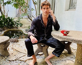 Pijama negro de seda para hombre con ribete dorado