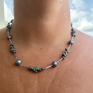 Set aus natürlichen Süßwasserperlen und Hämatit - Kette und Armband. Pfau Perlen Schmuck. Exklusiver Schmuck. Hämatit Schmuck.