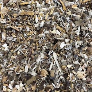 Puede incluir: Una imagen de primer plano de una mezcla de hierbas y raíces secas. La mezcla es una combinación de piezas de color marrón claro, beige y blanco. Las hierbas y las raíces se rompen en trozos pequeños y se dispersan aleatoriamente por toda la imagen.