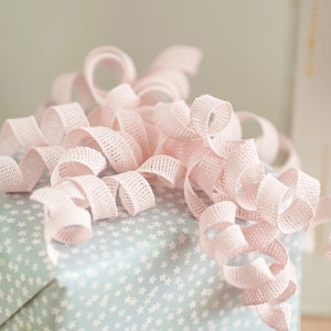 Fiocco riccio rosa pallido, fiocco riccio pastello, fiocco di carta a trama sciolta, fiocco regalo pastello, nastro rosa baby, nastro e fiocco da regalo eco, fiocco regalo di nozze