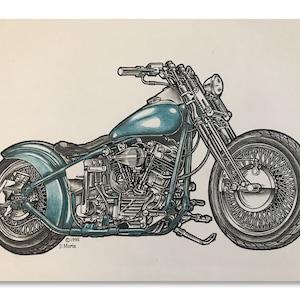 Puede incluir: Un dibujo lineal detallado de una motocicleta azul verdosa con un motor cromado y ruedas de radios. La motocicleta está dibujada en vista de perfil y tiene un estilo chopper clásico.