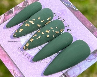 uñas verdes mate / uñas mate / uñas verdes / uñas con escamas doradas / escamas doradas / prensas / uñas a presión / uñas lindas / uñas bonitas / verde / uñas
