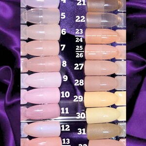 Puede incluir: Una carta de colores con 35 tonos diferentes de esmalte de u&ntilde;as. Los tonos van de transparente a rosa claro, melocot&oacute;n y beige.
