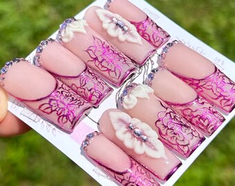 uñas cromadas / uñas cromadas de flores / uñas de punta francesa / punta francesa cromada / puntas francesas / uñas de flores / flores de gel / diamantes de imitación / uñas rosadas / rosa