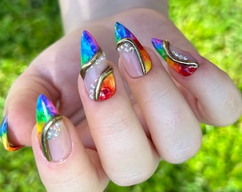 uñas arcoíris/ arcoíris/ uñas de mármol arcoíris/ pressons/ uñas cromadas doradas/ uñas doradas/ uñas de perlas y pedrería/ uñas de mármol/ teñido anudado