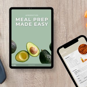 Puede incluir: Una tableta y un tel&eacute;fono inteligente que muestran recetas de preparaci&oacute;n de comidas en una superficie de madera. La tableta muestra el texto "Meal Prep Made Easy" con ilustraciones de aguacate. Tambi&eacute;n se ven un cuchillo y zanahorias.
