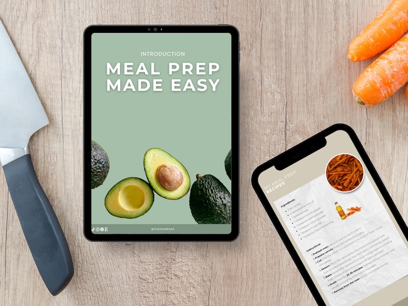 Puede incluir: Una tableta y un tel&eacute;fono inteligente que muestran recetas de preparaci&oacute;n de comidas en una superficie de madera. La tableta muestra el texto "Meal Prep Made Easy" con ilustraciones de aguacate. Tambi&eacute;n se ven un cuchillo y zanahorias.