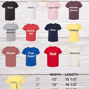 K&ouml;nnte beinhalten: Eine Auswahl an T-Shirts f&uuml;r Kleinkinder in verschiedenen Farben, darunter Schwarz, Wei&szlig;, Hellrosa und Heather Maroon. Das Bild zeigt auch die Ma&szlig;e f&uuml;r Breite und L&auml;nge, von 30,48 cm bis 38,1 cm Breite und 39,37 cm bis 47 cm L&auml;nge.