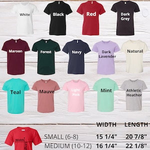 Puede incluir: Un gr&aacute;fico que muestra los diferentes tama&ntilde;os y colores de camisetas para j&oacute;venes disponibles. El gr&aacute;fico incluye las medidas de ancho y largo para cada talla. Las tallas son peque&ntilde;a (6-8), mediana (10-12), grande (14-16) y extra grande (18-20). Los colores incluyen blanco, negro, rojo, gris oscuro, granate, verde bosque, azul marino, lavanda oscuro, natural, azul turquesa, malva, rosa claro, menta y gris deportivo.