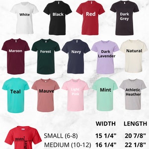 Puede incluir: Un gr&aacute;fico que muestra los diferentes tama&ntilde;os y colores de camisetas para j&oacute;venes. El gr&aacute;fico muestra las medidas de ancho y largo para cada talla. Las tallas son peque&ntilde;a (6-8), mediana (10-12), grande (14-16) y extra grande (18-20). Los colores son blanco, negro, rojo, gris oscuro, granate, verde bosque, azul marino, lavanda oscuro, natural, azul verdoso, malva, rosa claro, menta y gris deportivo.