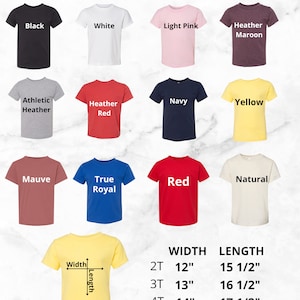 Puede incluir: Un gr&aacute;fico que muestra los diferentes colores y tama&ntilde;os de camisetas para ni&ntilde;os peque&ntilde;os. El gr&aacute;fico muestra los colores negro, blanco, rosa claro, granate jaspeado, gris jaspeado, rojo jaspeado, azul marino, amarillo, malva, azul royal, rojo y natural. El gr&aacute;fico tambi&eacute;n muestra las tallas 2T, 3T, 4T y 5T. El gr&aacute;fico muestra el ancho y la longitud de cada talla en pulgadas.