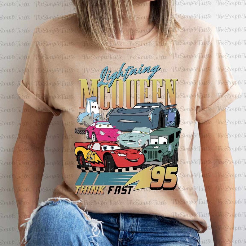 Lightning McQueen Think Fast 95 y Pixar Cars camisa de personajes de película, camisa de carreras de Disney, camiseta de viaje de Disney, camiseta de Disney Mc Queen y sus amigos imagen 2