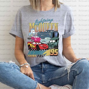 Lightning McQueen Think Fast 95 y Pixar Cars camisa de personajes de película, camisa de carreras de Disney, camiseta de viaje de Disney, camiseta de Disney Mc Queen y sus amigos imagen 3