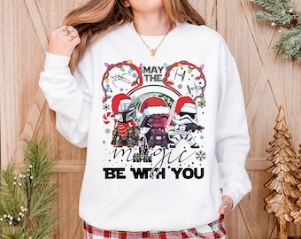 Camiseta navideña de Star Wars "Que la magia te acompañe", camiseta galáctica con orejas de Mickey de Disney, bonito atuendo navideño, sudadera con capucha para jóvenes, niños y adultos.