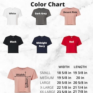 Puede incluir: Tabla de colores para camisetas de cultivo para mujeres en blanco, gris oscuro, rosa desierto, negro, rojo y azul marino. La tabla muestra las medidas de ancho y largo para cada talla: peque&ntilde;a, mediana, grande, extra grande y extra extra grande.