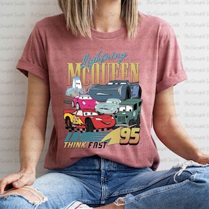 Lightning McQueen Think Fast 95 y Pixar Cars camisa de personajes de película, camisa de carreras de Disney, camiseta de viaje de Disney, camiseta de Disney Mc Queen y sus amigos imagen 1