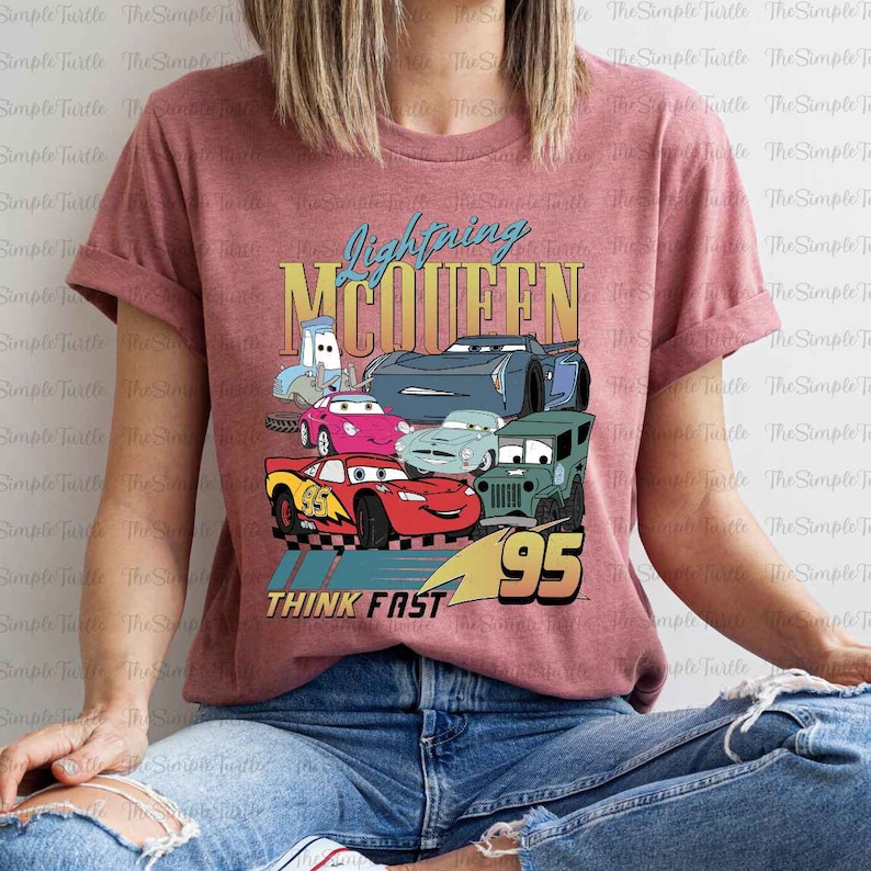 Lightning McQueen Think Fast 95 y Pixar Cars camisa de personajes de película, camisa de carreras de Disney, camiseta de viaje de Disney, camiseta de Disney Mc Queen y sus amigos imagen 1