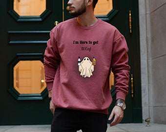 Puede incluir: Una sudadera color granate con un fantasma que sostiene dos botellas de alcohol y el texto "I'm here to get boozy!"