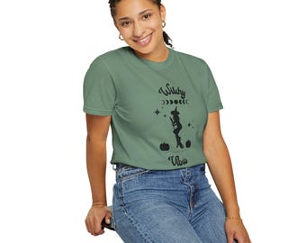 Camiseta Witchy Vibes, Camiseta Witch Halloween, Temporada assustadora, Fique assustador, Estética bruxa, Presente de Halloween para mulheres, Halloweentown, Cores confortáveis