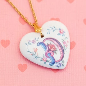 Vintage Weiße Herz Fantasy Buchstabe D Anhänger Lovely Necklace 24 inch by Avon - X9