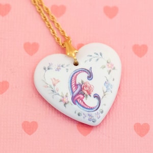 Vintage White Heart Fantasy Letter E Colgante Precioso Collar 24 pulgadas de Avon - X9