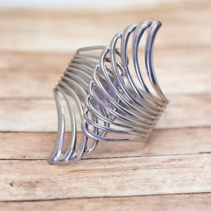 7 inch, Vintage Silver Tone Angelic Wings Abstract Hinge Bangle - XX9