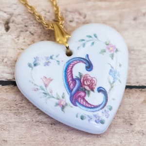 Collar con colgante de corazón de cerámica vintage de 24 pulgadas con letra C de Avon - X24