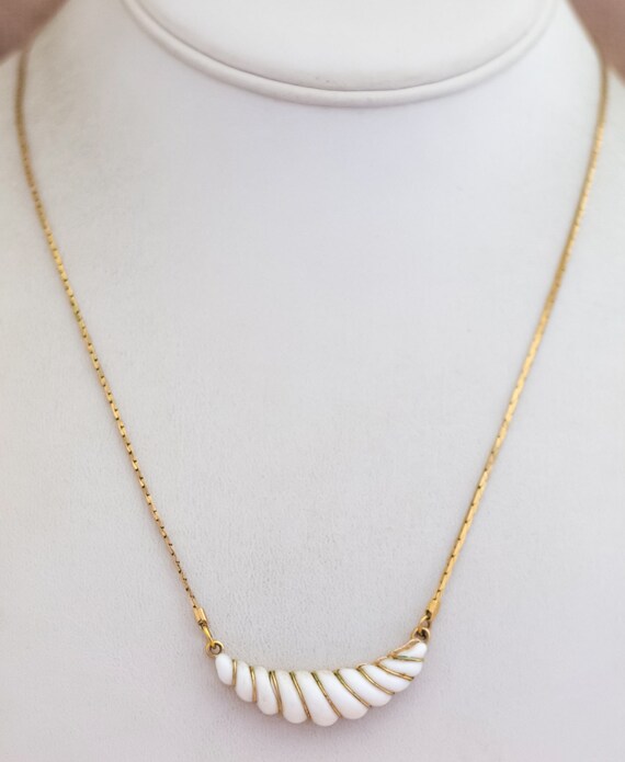 18 inch, Vintage White Faux Shell Gold Tone Neckl… - image 2