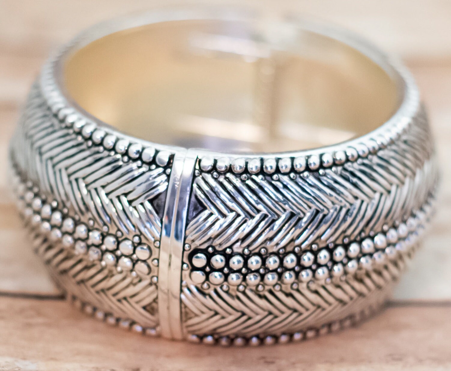 最新 7 Inch, Vintage Silver Tone Leaf Patterned Hinge Bangle アクセサリー
