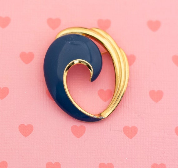 Vintage Blue Spiral Heart Gold Tone Brooch - X6 - image 1