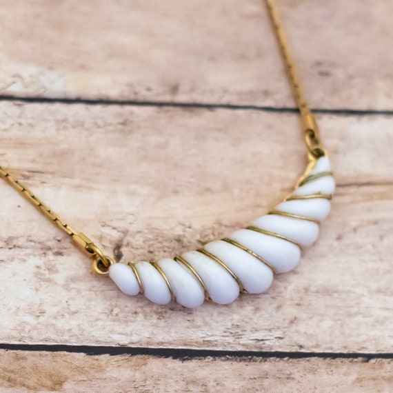 18 inch, Vintage White Faux Shell Gold Tone Neckl… - image 1