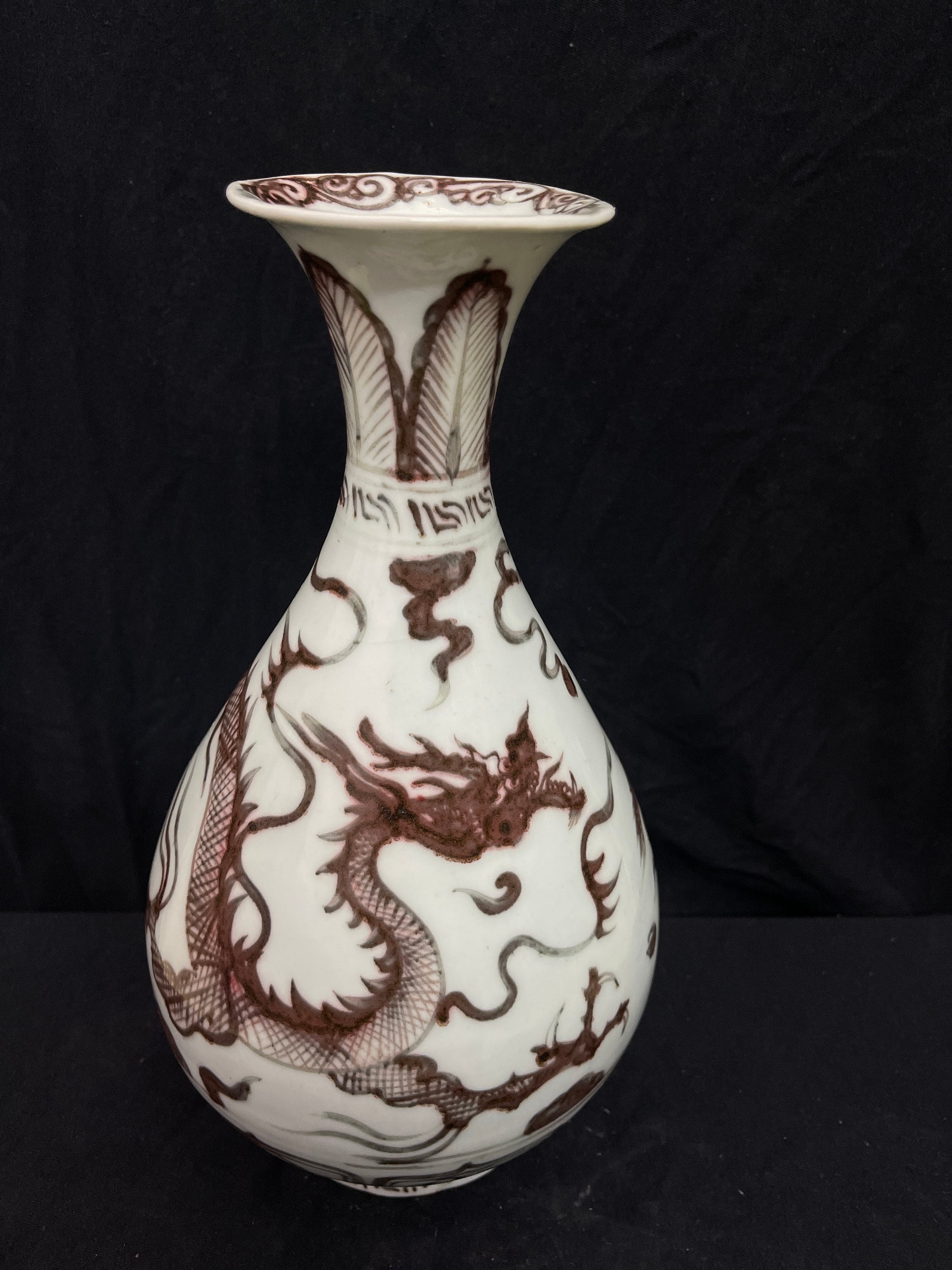 龍 模様の陶磁器花瓶 中国磁器の龍の花瓶：赤みがかったアンティーク装飾（高さ31 cm