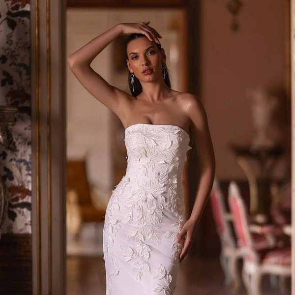 Trumpet Ivory Wedding Dress Sleeles with beautiful floral lace decorated with shiny leaves made with fabric and tulle.