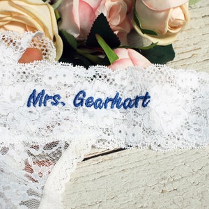 Tanga de novia blanca personalizada con fuente Christine / tanga con monograma bordado / algo azul / ropa interior de boda / regalo de novia / braguita de novia