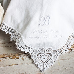 Può includere: Fazzoletto bianco con delicati bordi in pizzo e dettagli ricamati. Presenta la lettera "B", i nomi "Bob & Alisa" e la data "17 ottobre 2020". Un classico accessorio da matrimonio.