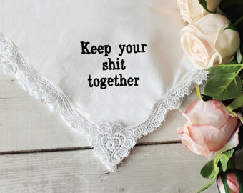 Cadeau mouchoir de mariage personnalisé : mouchoir en dentelle brodé