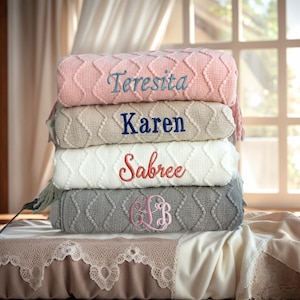Personlig filt, monogramprydnad, filt med namn, bomullsjubileum, företagspresent, personlig present, inflyttningspresent, present till nytt hem
