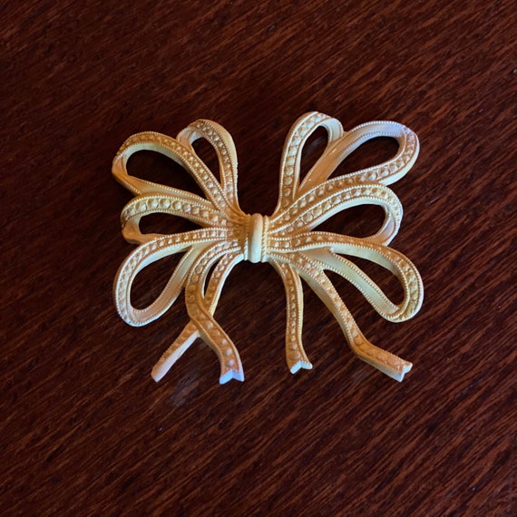 Double Ribbon Plastic / Celluloid Brooch - Full o… - image 1