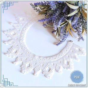 Op de afbeelding: Een witte kanten kraag met een geometrisch ruitpatroon en een geschulpte rand. De kraag is in een halve cirkel gerangschikt naast een bosje paarse lavendelbloemen. Een blauw rond icoon met de tekst PDF staat in de hoek.